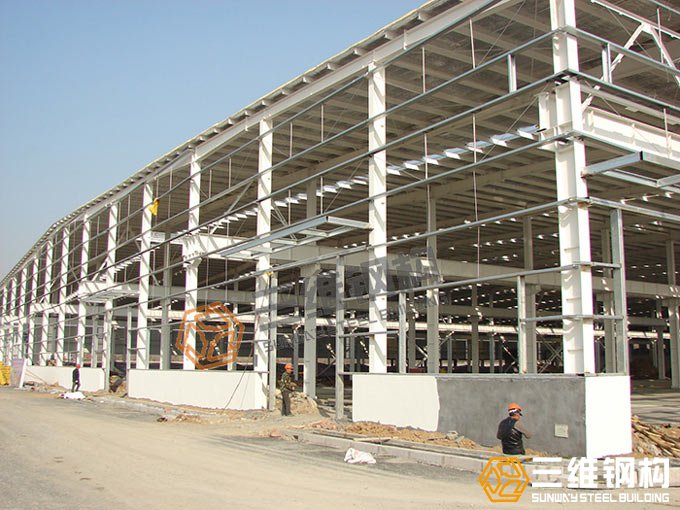 山东奥林匹斯之门钢结构公司建造的齐鲁工程轻钢结构厂房效果图